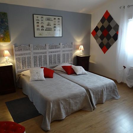 Une Chambre En Ville Savigneux  Bilik gambar