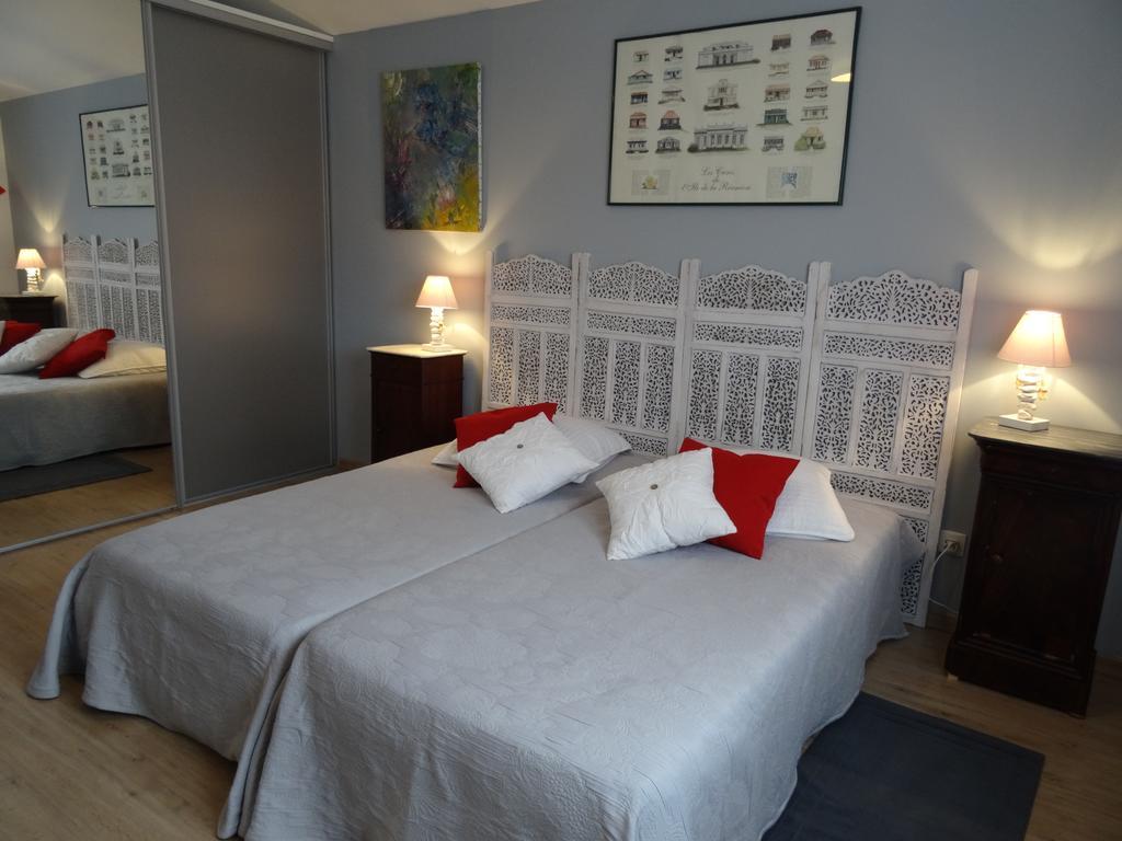 Une Chambre En Ville Savigneux  Luaran gambar