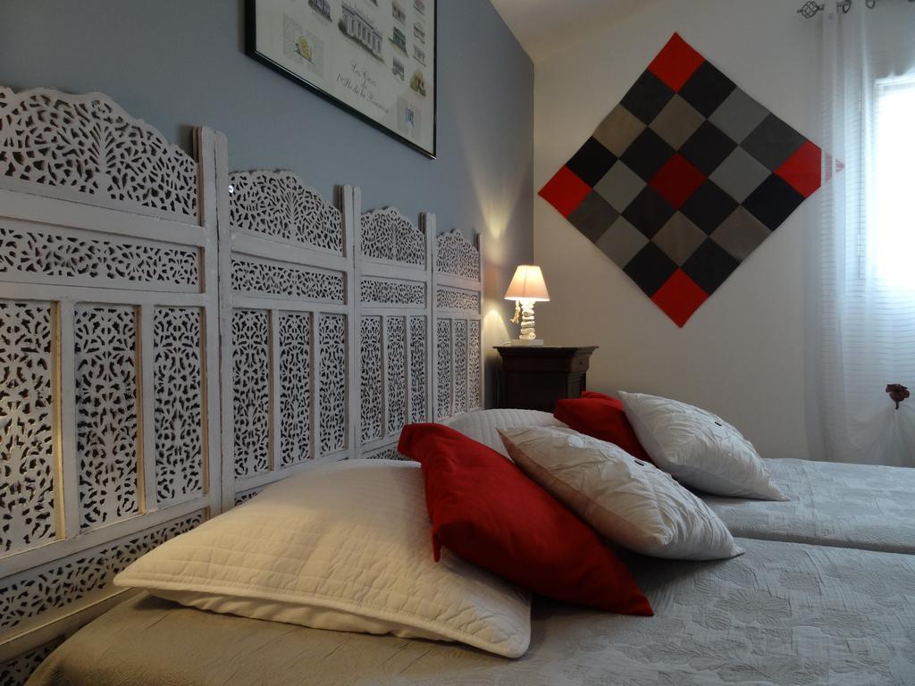 Une Chambre En Ville Savigneux  Bilik gambar
