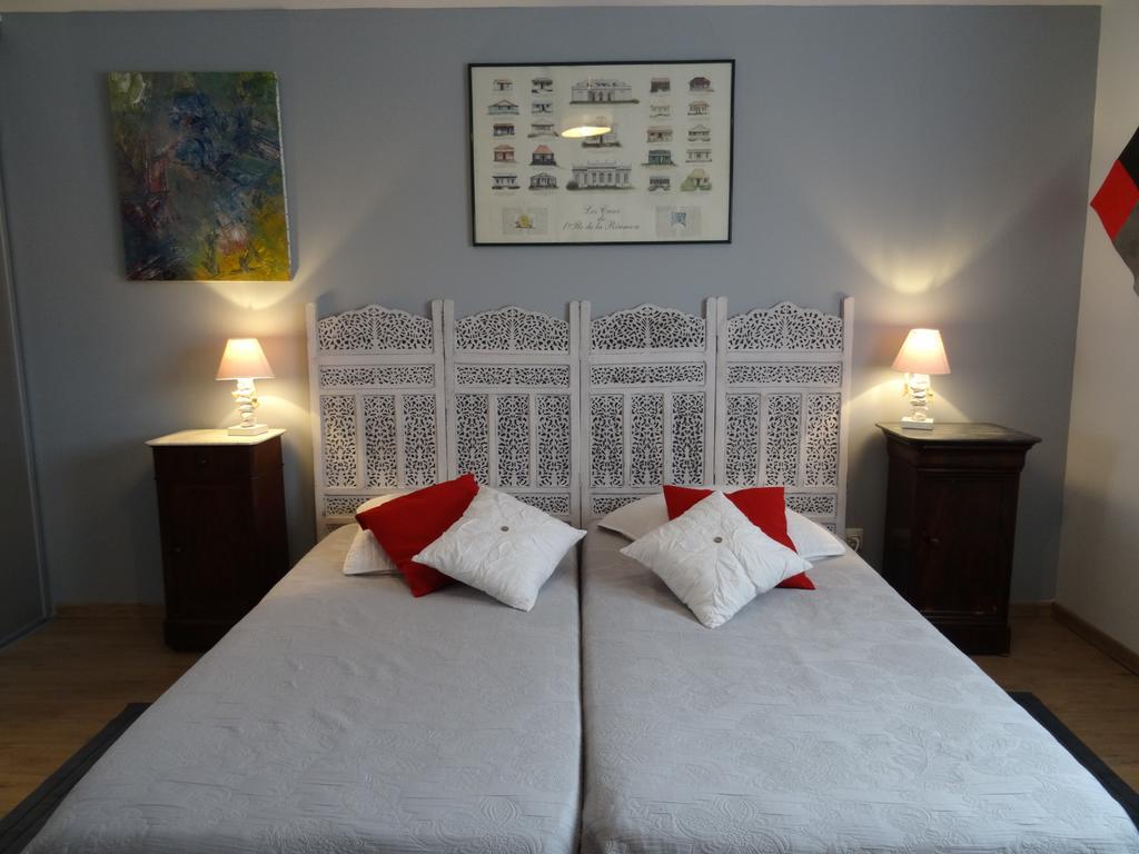 Une Chambre En Ville Savigneux  Bilik gambar