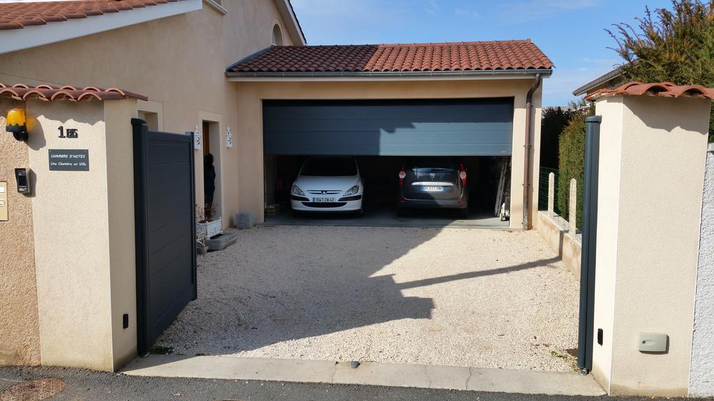 Une Chambre En Ville Savigneux  Luaran gambar