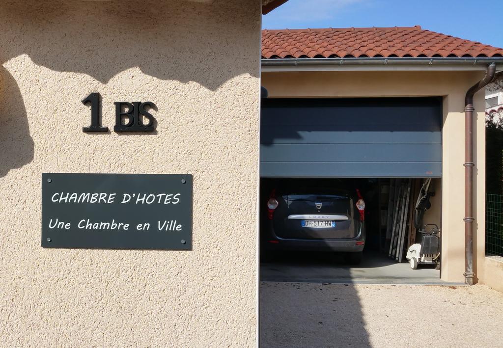 Une Chambre En Ville Savigneux  Luaran gambar