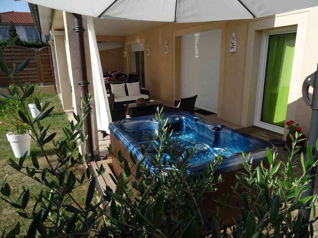 Une Chambre En Ville Savigneux  Luaran gambar